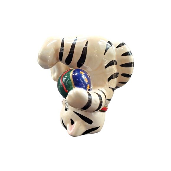 Trio Of Playful Kittens Playing with Circus Balls Porcelain Figurines - Picture 6 of 16